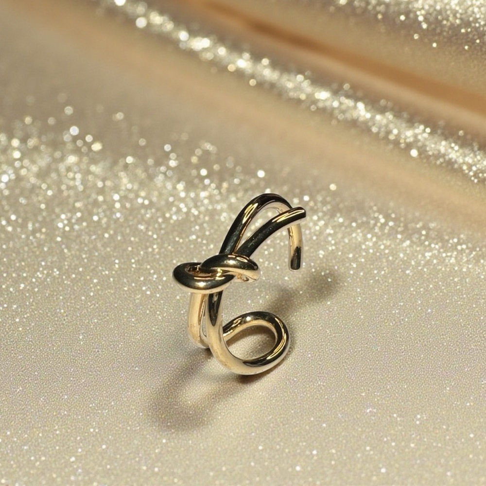 Elegant Gold Knot Ring